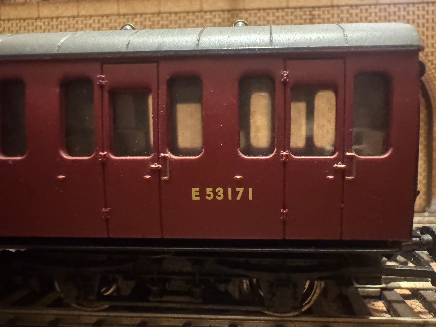 Bachmann 34-628A (OO) British Railways Mk1 57Ft Suburban Brake No.E53171 in BR Unlined Crimson.