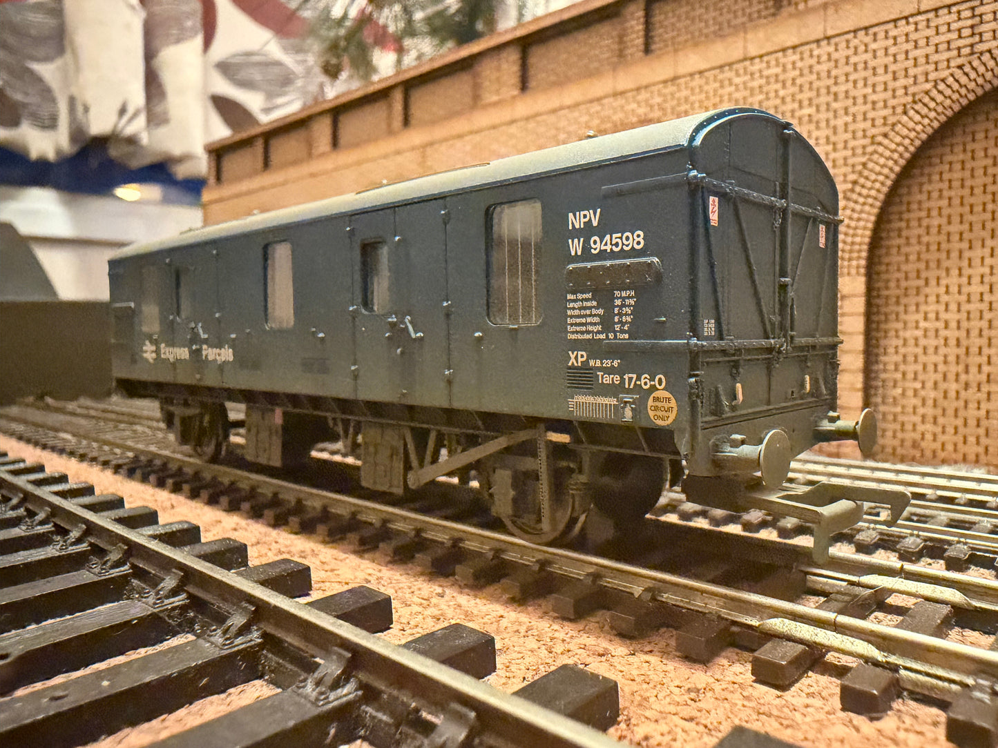 Bachmann 39-552Z (OO) British Railways MK1, Ex Covered Carriage Truck / NVP No.W94598 in Weathered BR Rail ‘Express Parcels’ livery. Special edition 