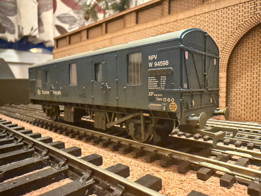 Bachmann 39-552Z (OO) British Railways MK1, Ex Covered Carriage Truck / NVP No.W94598 in Weathered BR Rail ‘Express Parcels’ livery. Special edition 