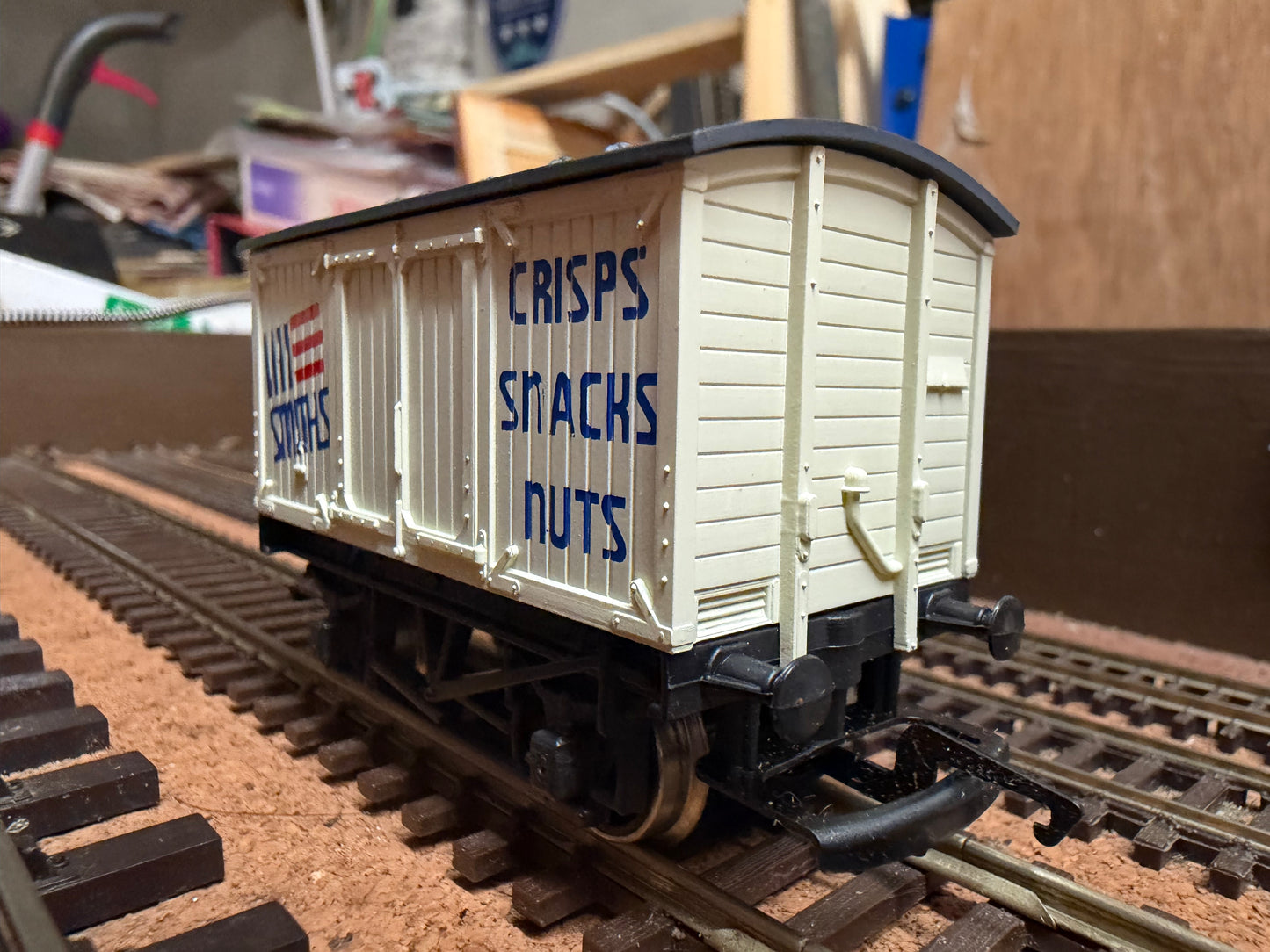 Hornby R.135 (OO) Smith Snacks Van