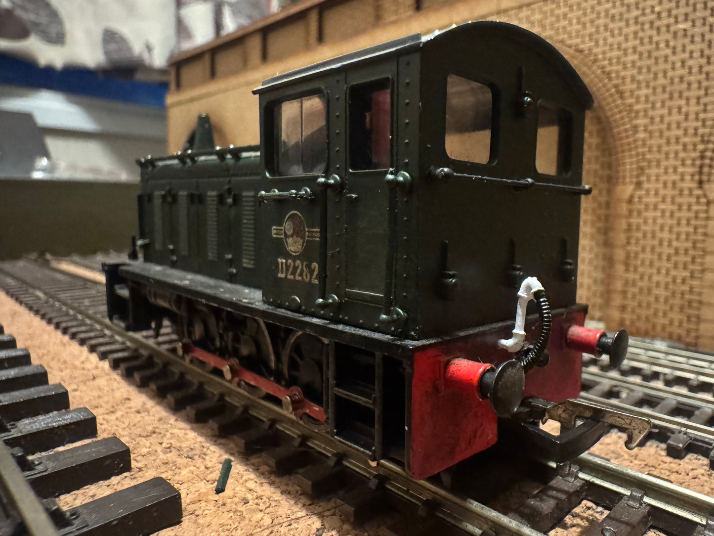 Bachmann 31-338 (OO) British Railways, Drewry Car Company 200HP 0-6-0 Diesel Mechanical Shunter [Class 04] No.D2282 in lightly weathered Plain BR Green. 