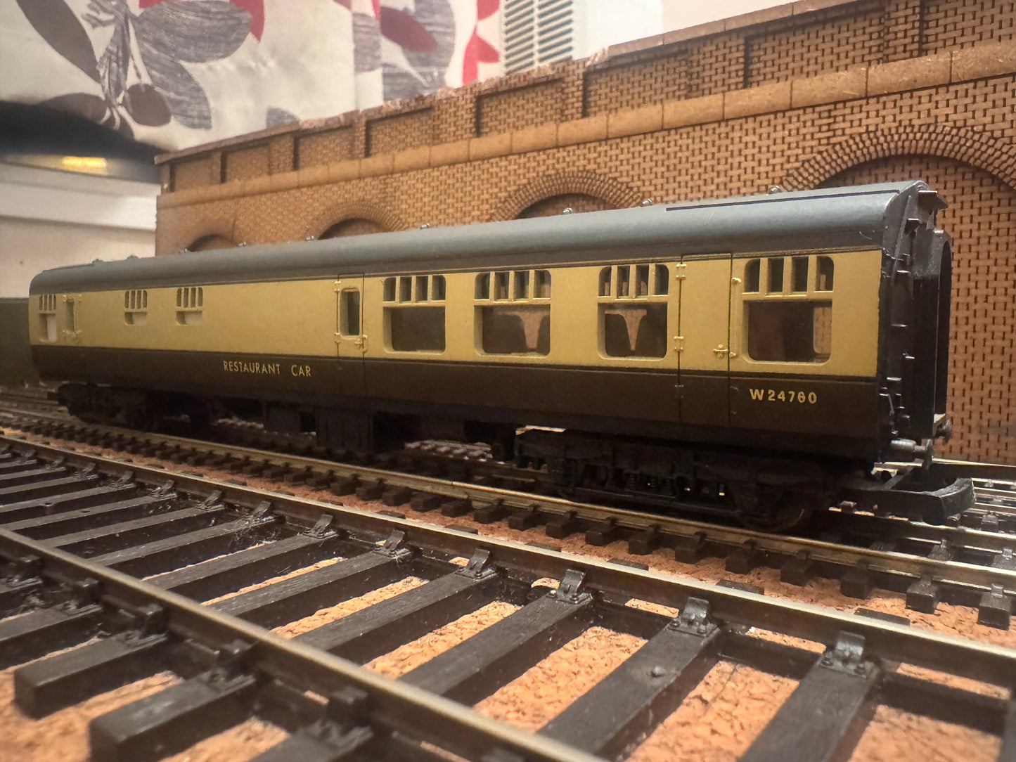 Lima L305322 (OO) British Railway MK1 Restaurant Car No.W24760 in BR Western Region ‘Chocolate & Cream 