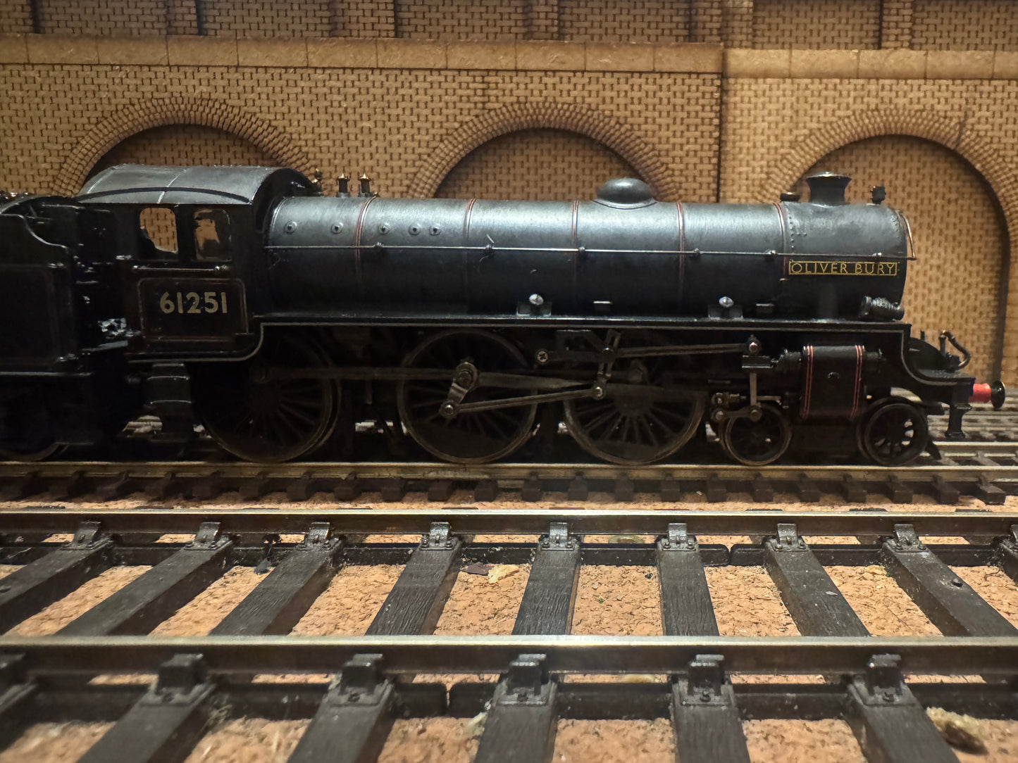 Bachmann 31-710 (OO) Ex LNER ‘Thompson’ B1 No.61251 “Oliver Bury” in Weathered British Railways Black. (Shed Code 34D, Hitchin Depot) 