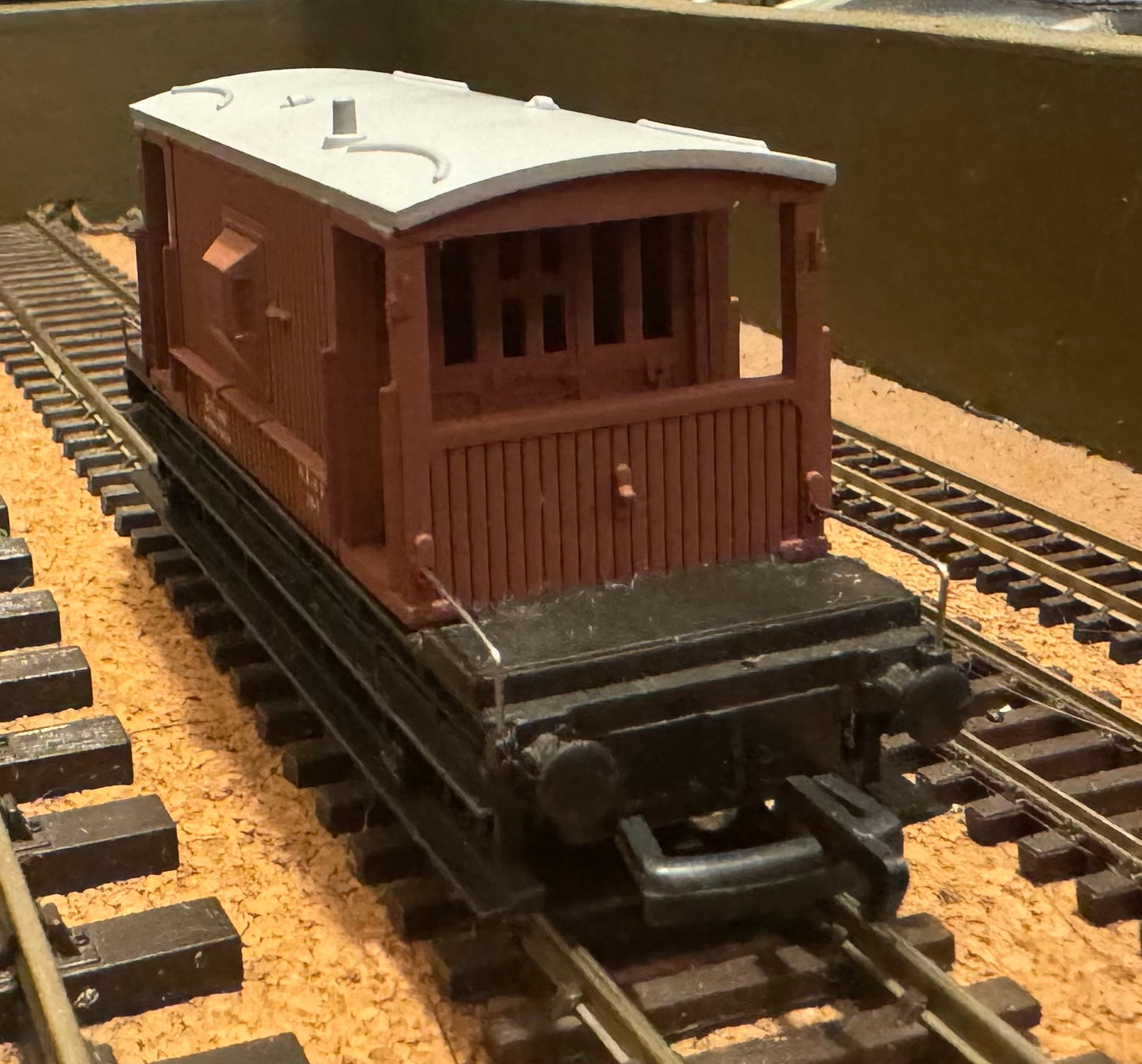 Mainline (OO) British Railways, Eastern Region 20ton Brake Van No.B951480 in BR Bauxite.