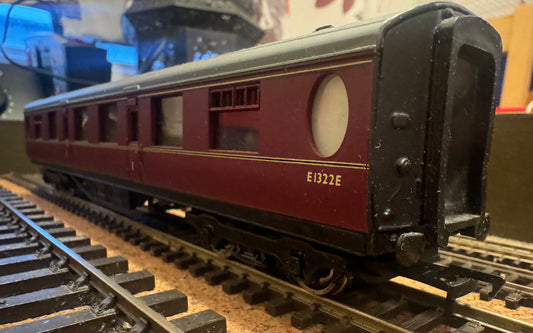 Bachmann 34-476 (OO) Ex LNER ‘Thompson’ 63’ First Corridor Coach No.E1322E in British Railways Maroon