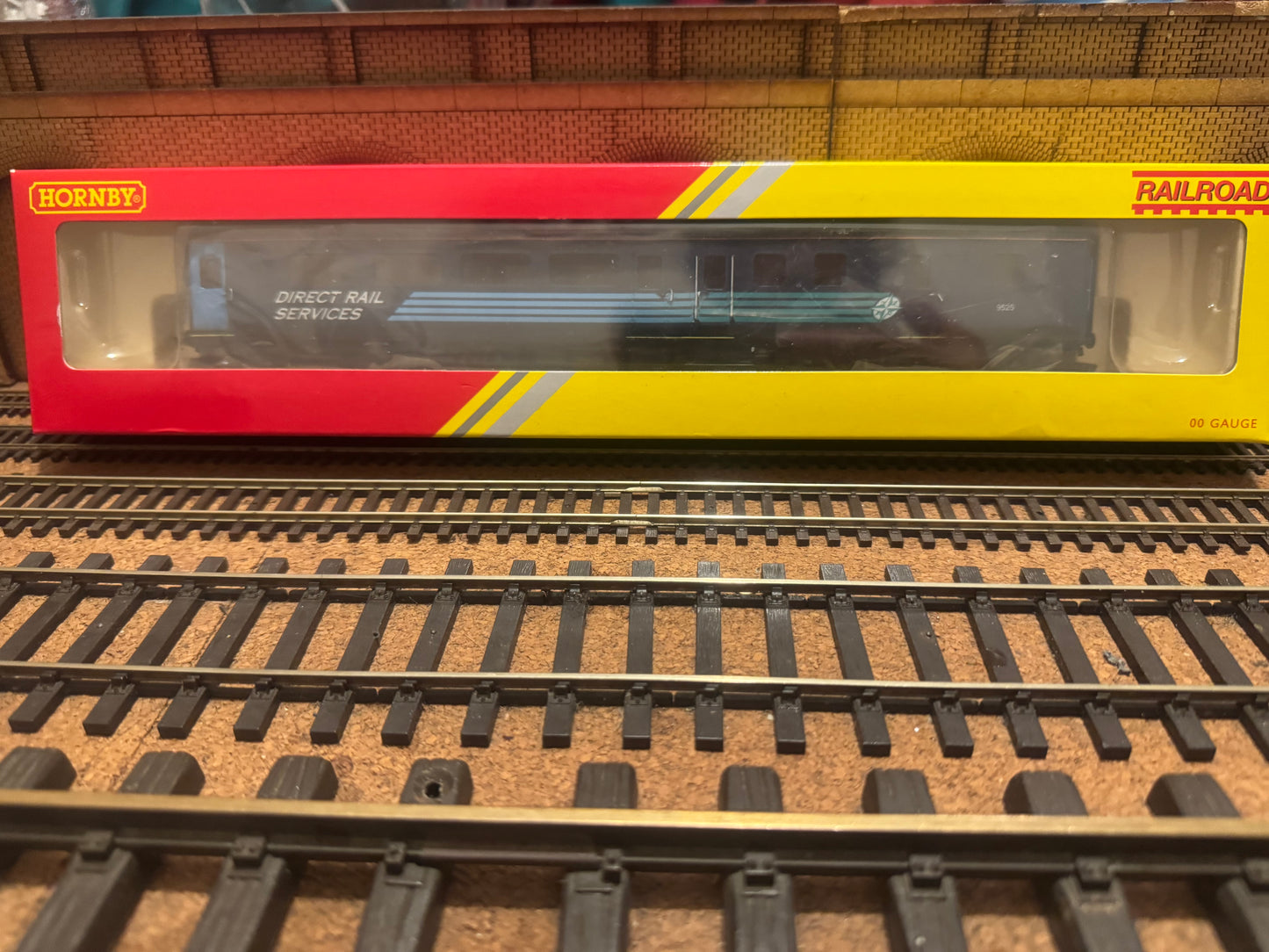 Hornby Railroad R4624 (OO) Ex British Rail MK2F Brake Open Standard No.9525 in Direct Rail Services Compass Livery 