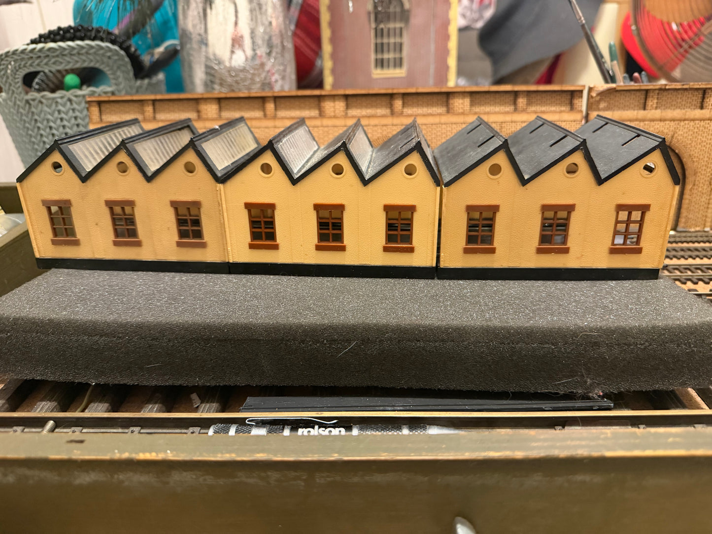 Tri-ang T.28 (TT) x3 Type A Twin Road Loco shed with six inspection pits. 