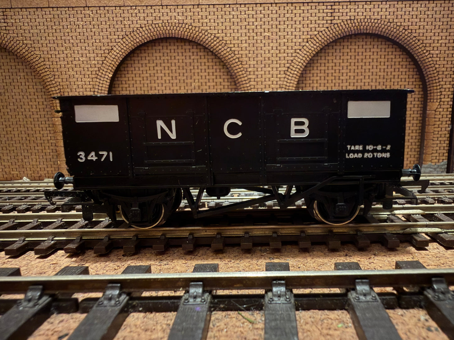 Hornby R.102 (OO) National Coal Board, 20T Steel Body Wagon No.3471 in NCB Black 