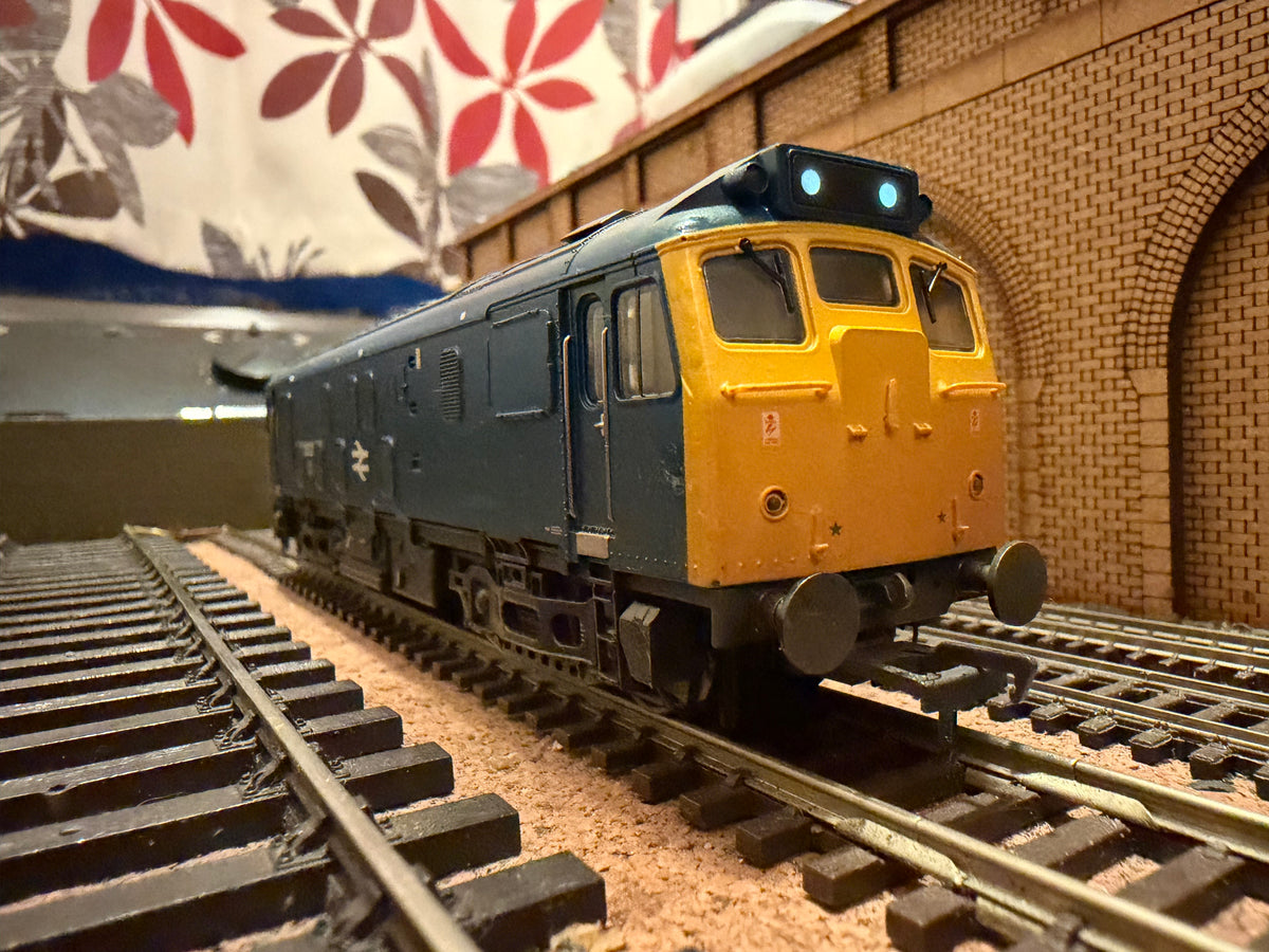 Bachmann 32-329 (OO) British Railways, Class 25/2 No.25231 in lightly weathered British Rail Blue. DCC Ready 