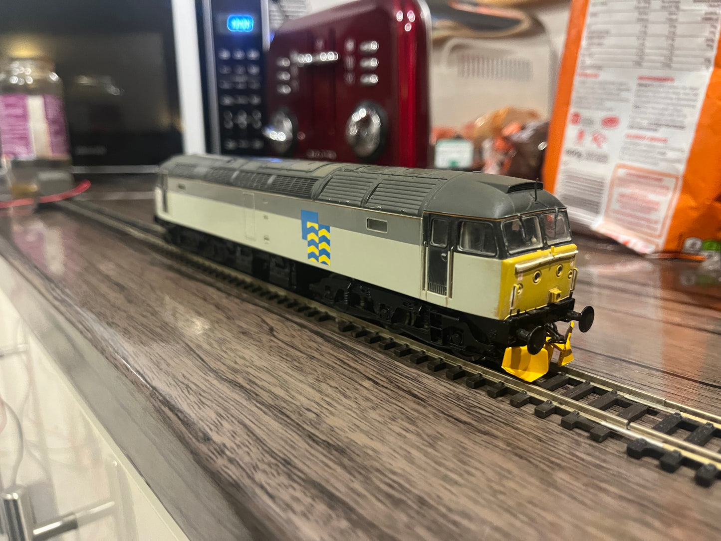 Bachmann, British Railways Class 47. No.47190 in BR Trainload ‘Petroleum sector’ livery. (light weathering) DCC Ready.