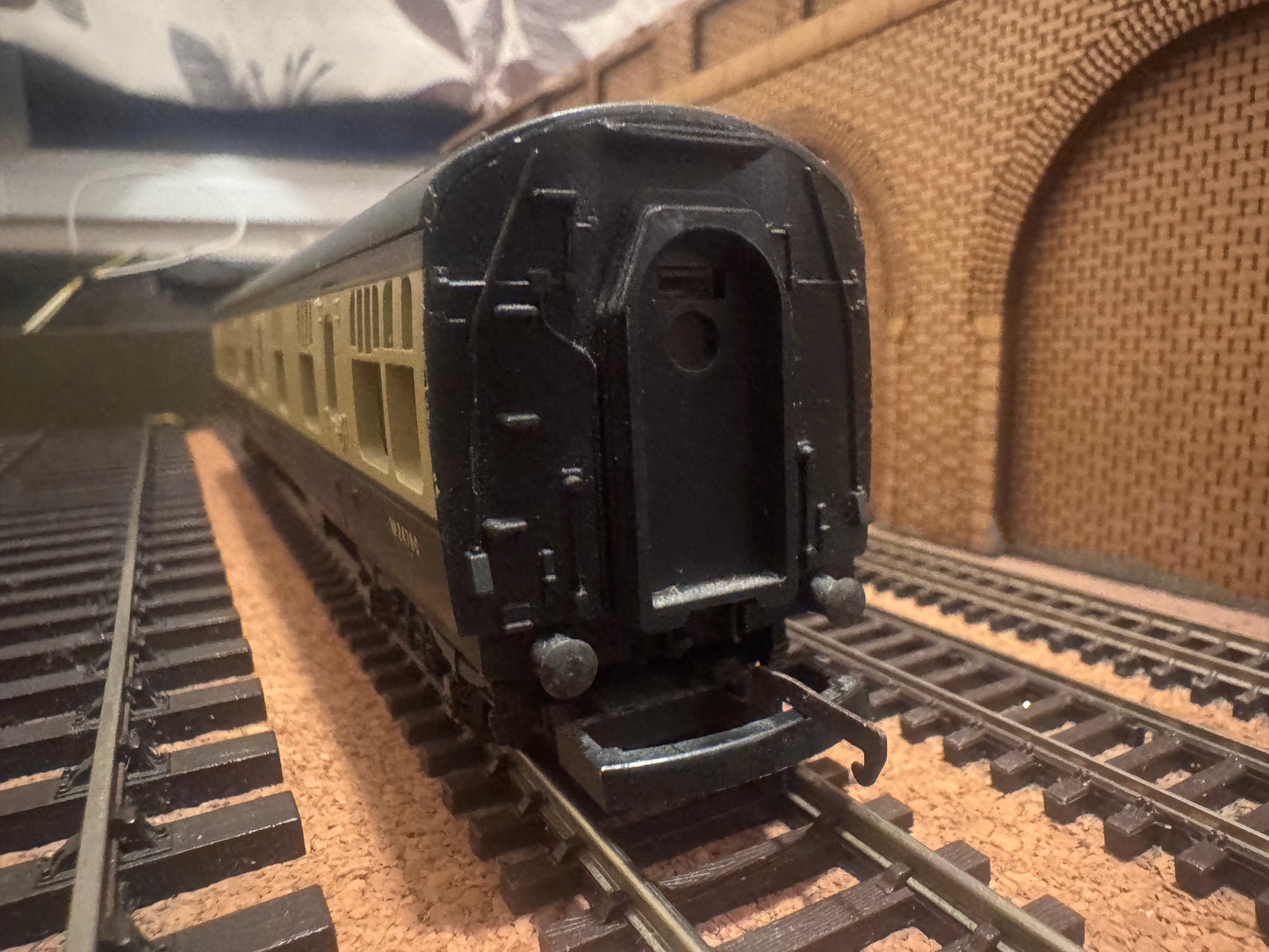 Lima L305322 (OO) British Railway MK1 Restaurant Car No.W24760 in BR Western Region ‘Chocolate & Cream 