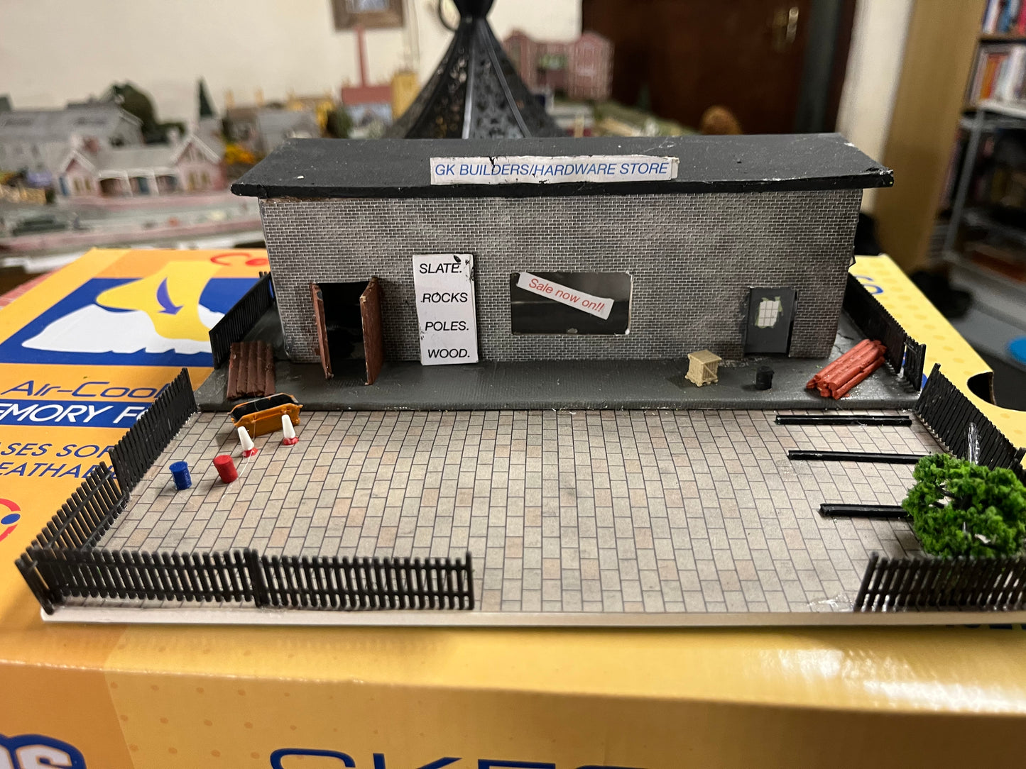 Manufacturer unknown (N gauge) Hardware store and car park with lights