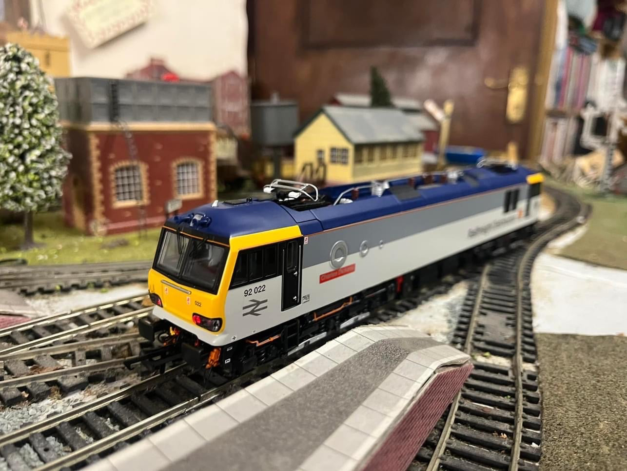 Accurascale (exclusive), British Rail / Brush Traction, Class 92, 92022 ‘Charles Dickens’ in Railfreight Distribution two tone Grey.  Special Edition
