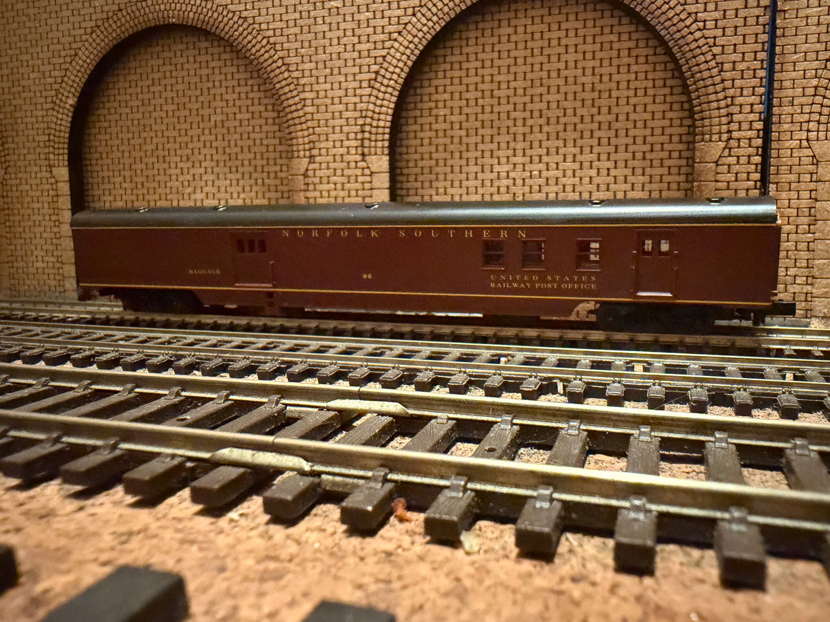Con-Cor #0001-04022A (N Scale) Norfolk Southern 85ft Mail and Luggage Car No.96 in NS Maroon. £12