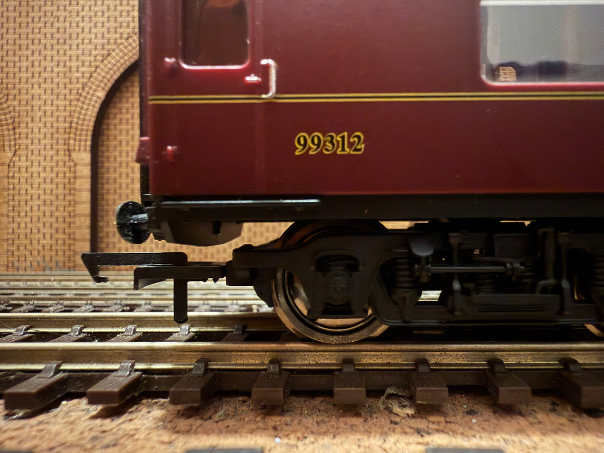 Hornby Harry Potter R4935A (OO) Ex BR MK1 Brake Second No.99312 in Hogwarts Railways Livery 