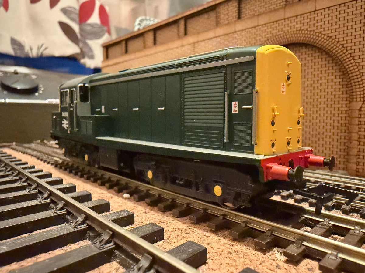 Heljan 1502 (OO) British Railways, British Thomson Houston Type 1 [Class 15] No.D8229 in BR Green with Full Yellow Ends and Double Arrow. DCC Ready 