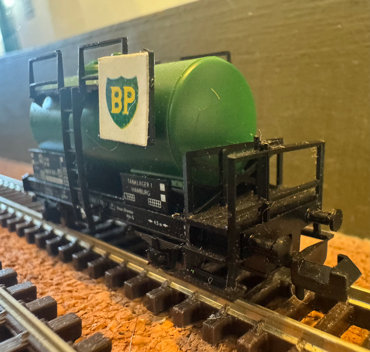 Fleischmann 8402 (Euro N Gauge / 1:160) Deutsche Bahn / British Petroleum Kesselwagen No.000 2 797 - 7.. 
