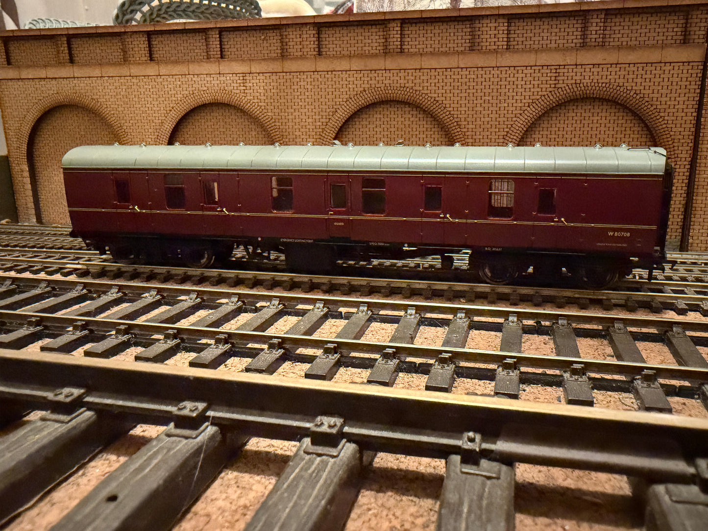 Bachmann 39-176C (OO) British Railways MK1, 57ft Full Brake No.W80708 in BR Maroon. 