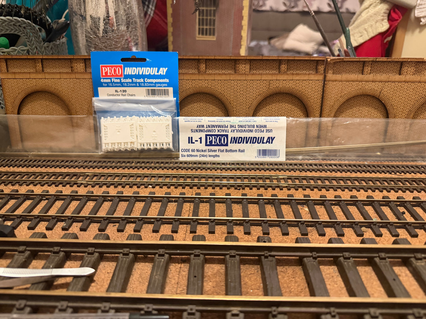 Peco IL-120 & IL-1 (OO / HO) 12ft of Fine Scale Third Rail Conductor Rail Chairs and Conductor Rails 