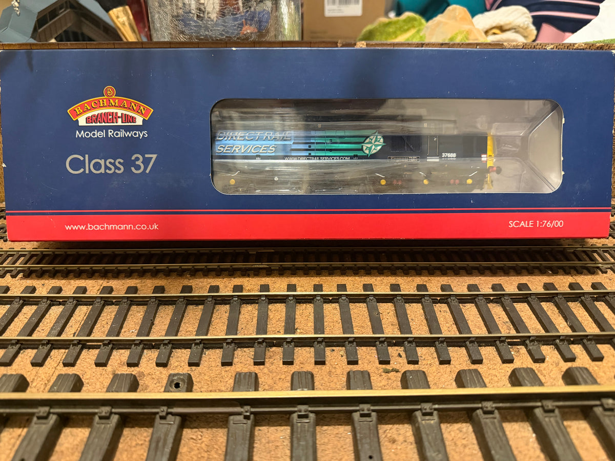 Bachmann 32-392 (OO) Ex BR Class 37/5 No.37688 “Kingmoor TMD” in Direct Rail Services Compass Livery. DCC Ready 