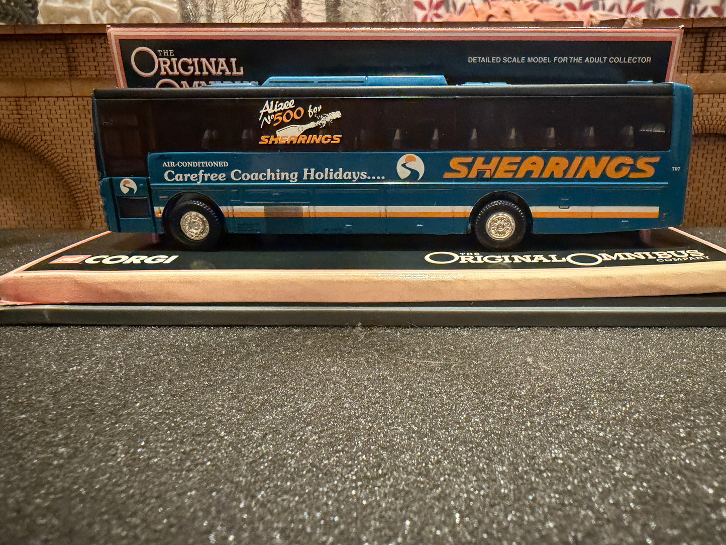 Corgi 42715 (1:76 / OO) Van Hool Alizee in Shearings 500th Livery. Fleet Number 707, Registered Number N707UVR. Limited Edition No.4982 of 11900 
