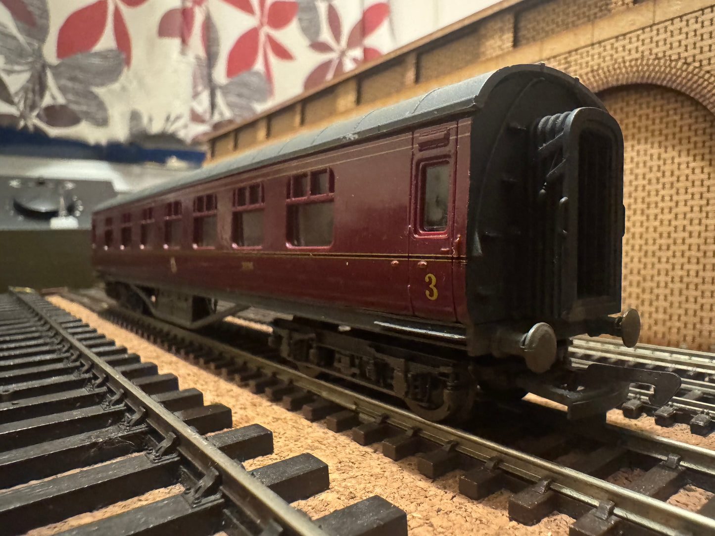 Mainline (OO) London Midland & Scottish Railway, 60ft Corridor Composite No.3936 in LMS Maroon. 