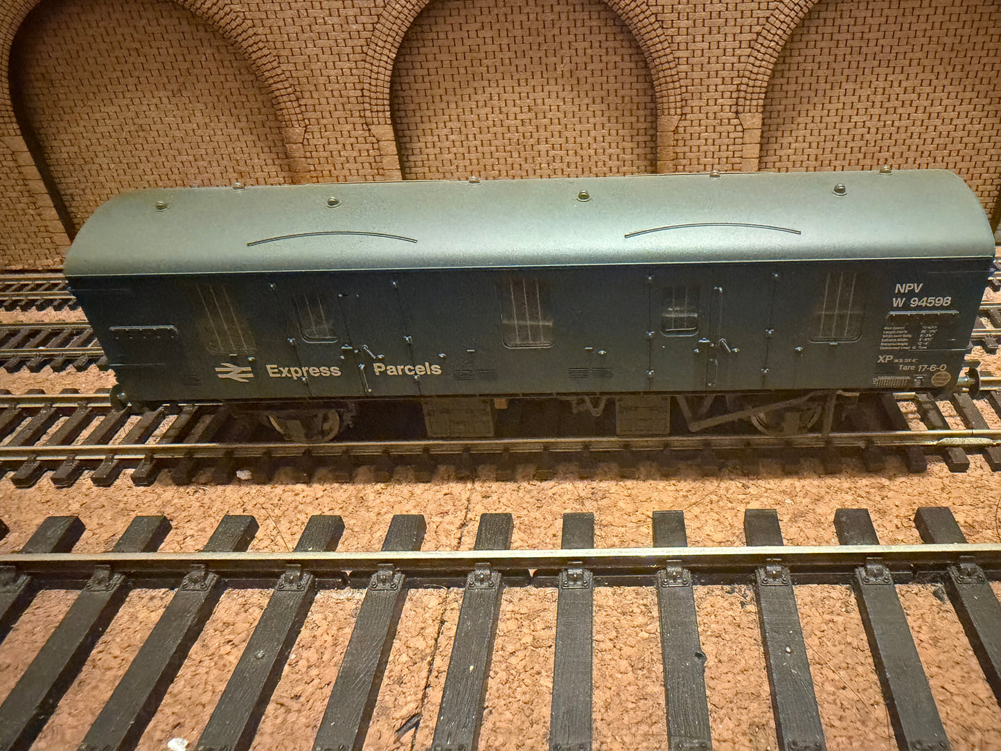 Bachmann 39-552Z (OO) British Railways MK1, Ex Covered Carriage Truck / NVP No.W94598 in Weathered BR Rail ‘Express Parcels’ livery. Special edition 