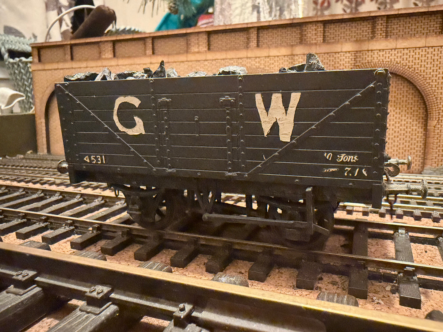 Unknown Manufacturer (O Gauge) Great Western Railway 10T Seven Plank Wagon No.45311 in GWR Grey with load. 