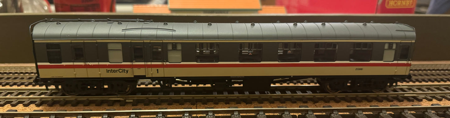 Bachmann (OO) British Railways Mk1, Brake Corridor Composite (BCK) No.21266 in BR Intercity ‘Executive’ Livery