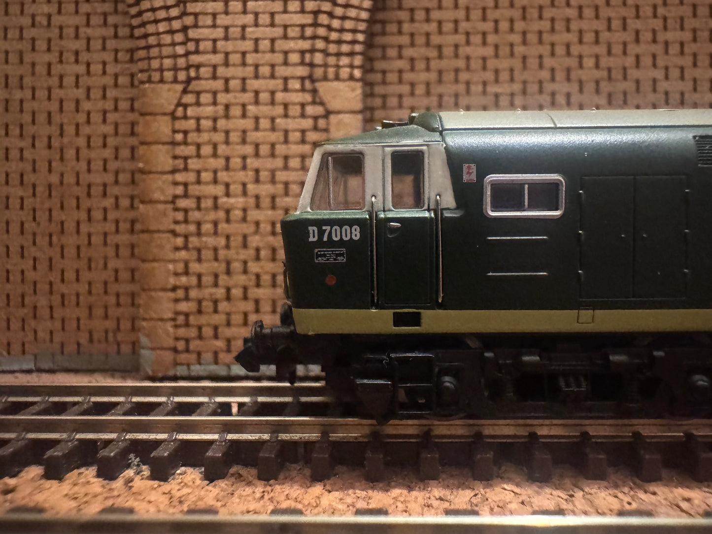 Dapol ND-084B (N-Gauge) British Railways, Bayer Peacock Type 3 ‘Hymek’ [Class 35] No.D7008 in BR Two Tone Green. DCC Ready.