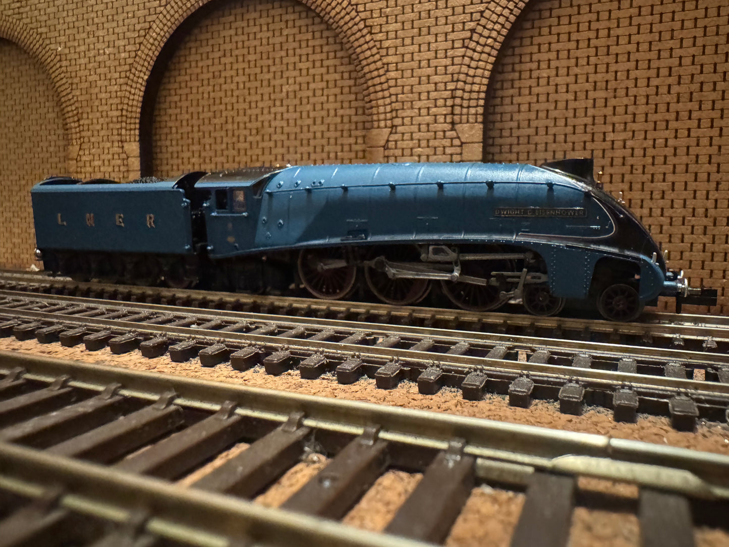 Dapol ND128H (N Gauge) London North Eastern Railway, A4 No.8 "Dwight D. Eisenhower" in Postwar LNER Garter Blue. DCC Ready. 