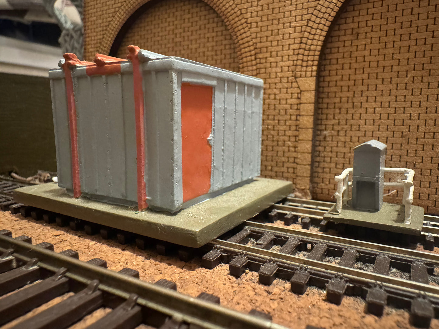 Hornby Skaledale R8675 (OO) Modern Lineside Hut & AWS Box Set 