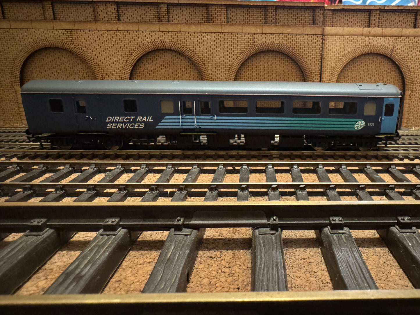 Hornby Railroad R4624 (OO) Ex British Rail MK2F Brake Open Standard No.9525 in Direct Rail Services Compass Livery 