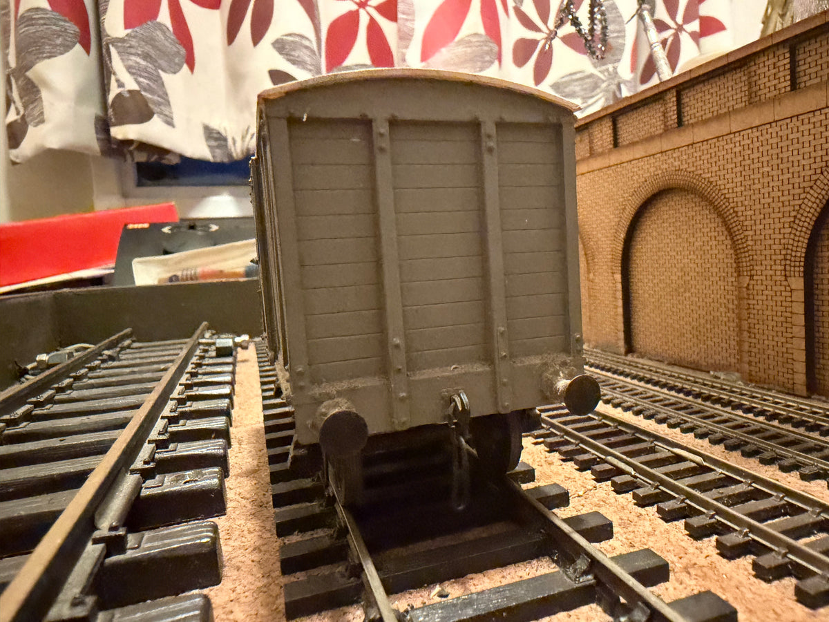 Slaters (O Gauge) Ex MR 10T Van No.23318 in London Midland & Scottish Railway Grey. 