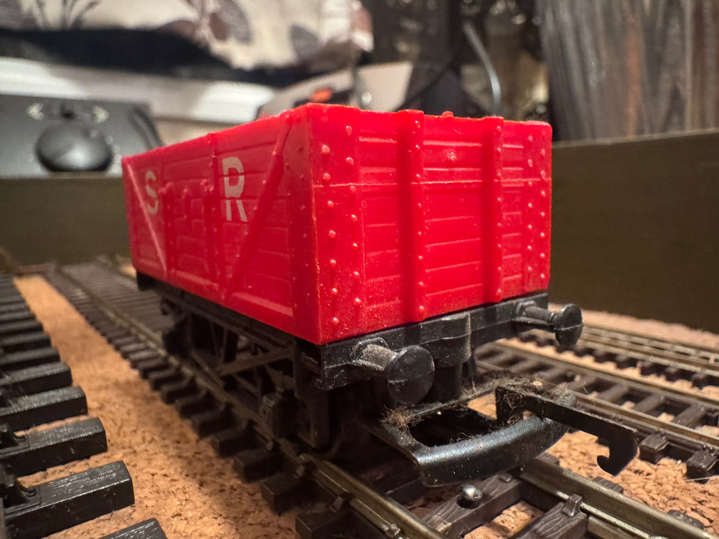 Hornby R.010 (OO) Southern Railway Severn Plank Wagon No.12530 in SR Red 