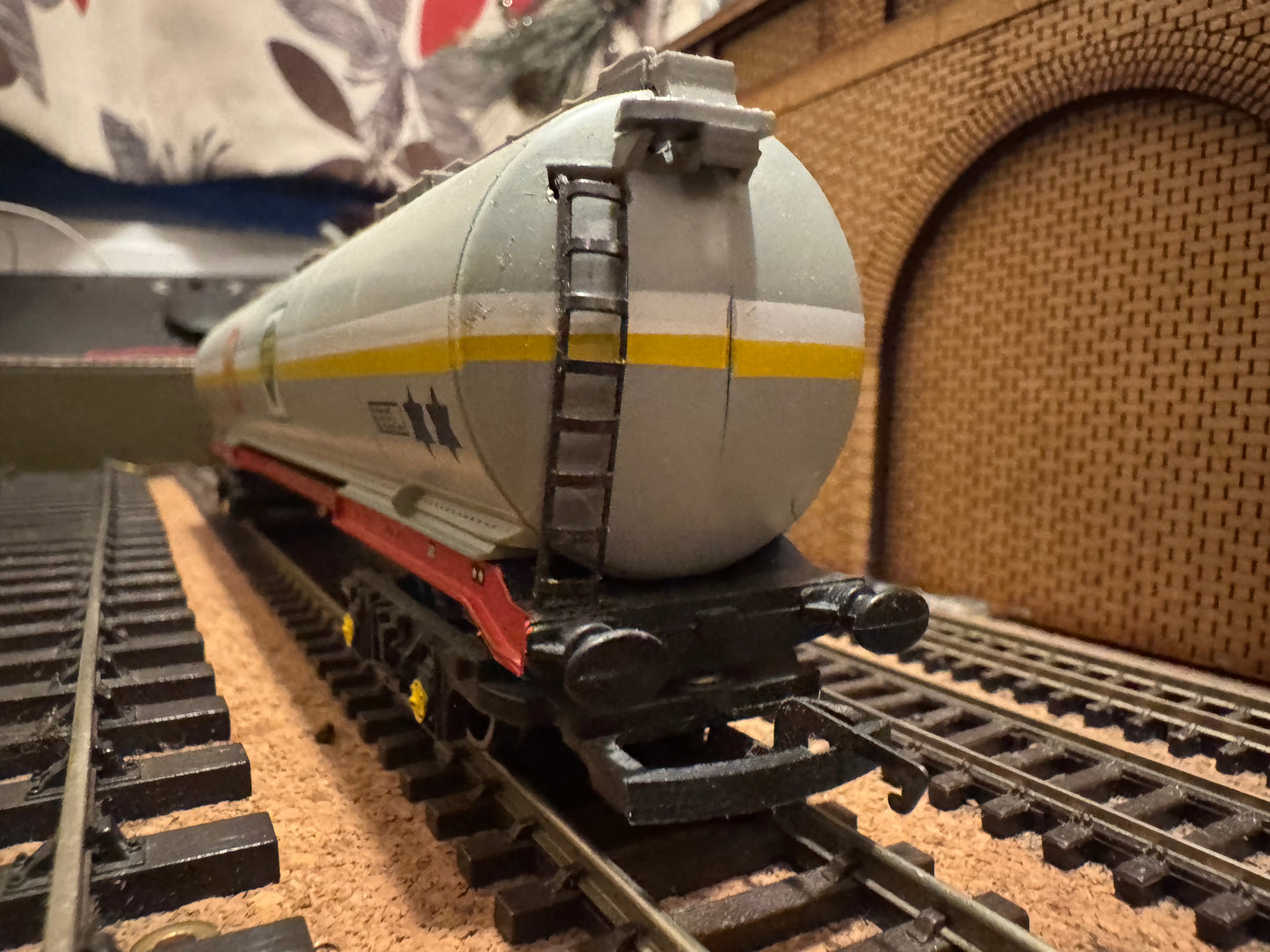 Hornby R.669 (OO) British Railway 100T TEA Tanker In Shell-BP livery 