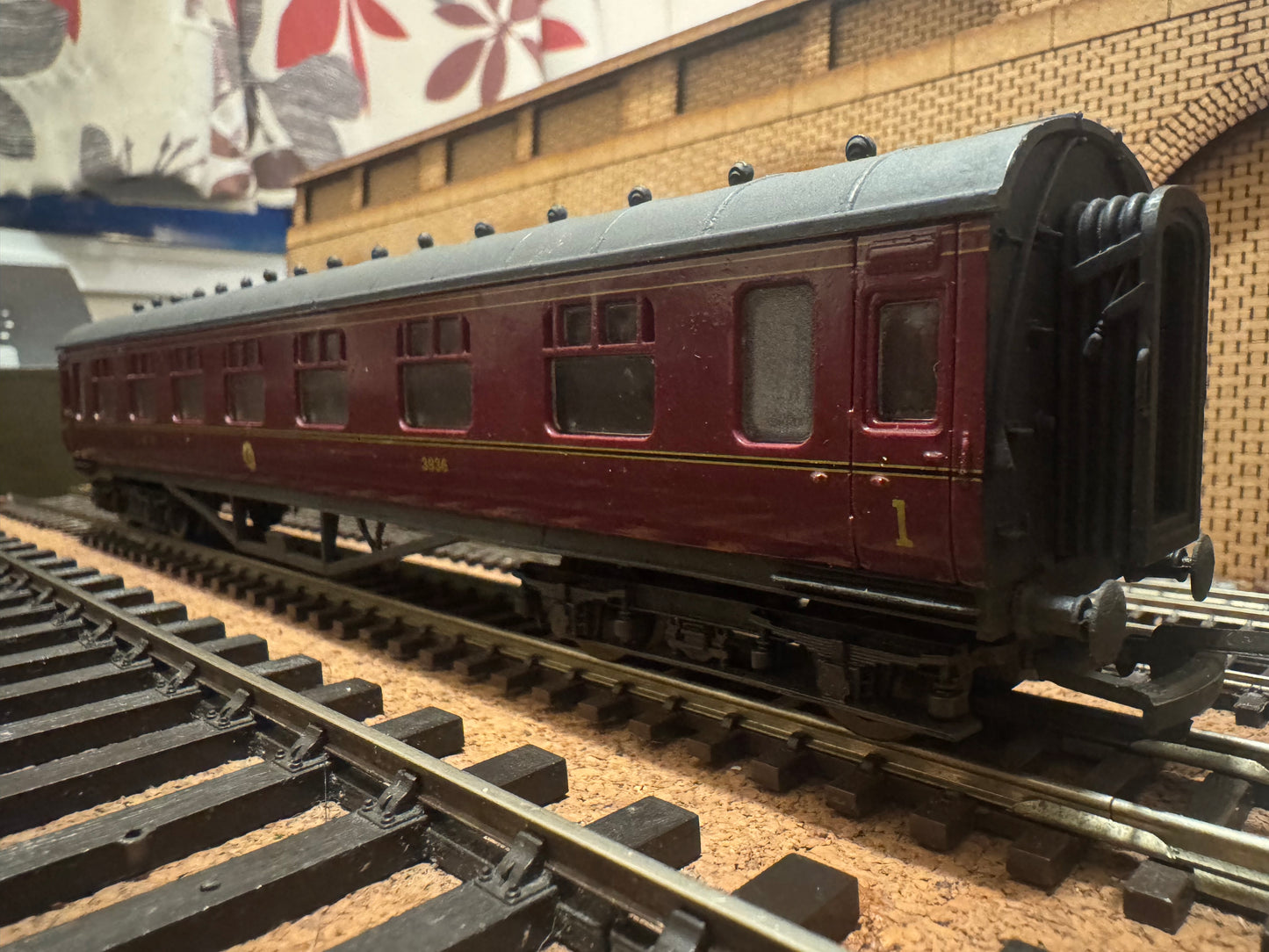 Mainline (OO) London Midland & Scottish Railway, 60ft Corridor Composite No.3936 in LMS Maroon. 