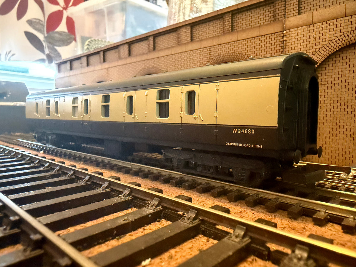 Lima L305345 (OO) British Railways MK1 Brake Gangwayed Full Brake in BR Western Region Chocolate and Cream