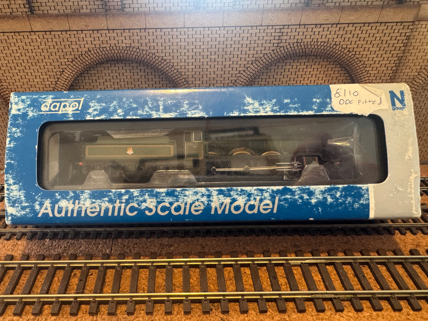 Dapol 2S-019-005 (N Gauge) Ex GWR 68xx ‘Grange’ No.6837 “Forthampton Grange” with 3500 Gallon Tender. (Shed Code 83F, Truro Depot) BR Lined Green. DCC Fitted