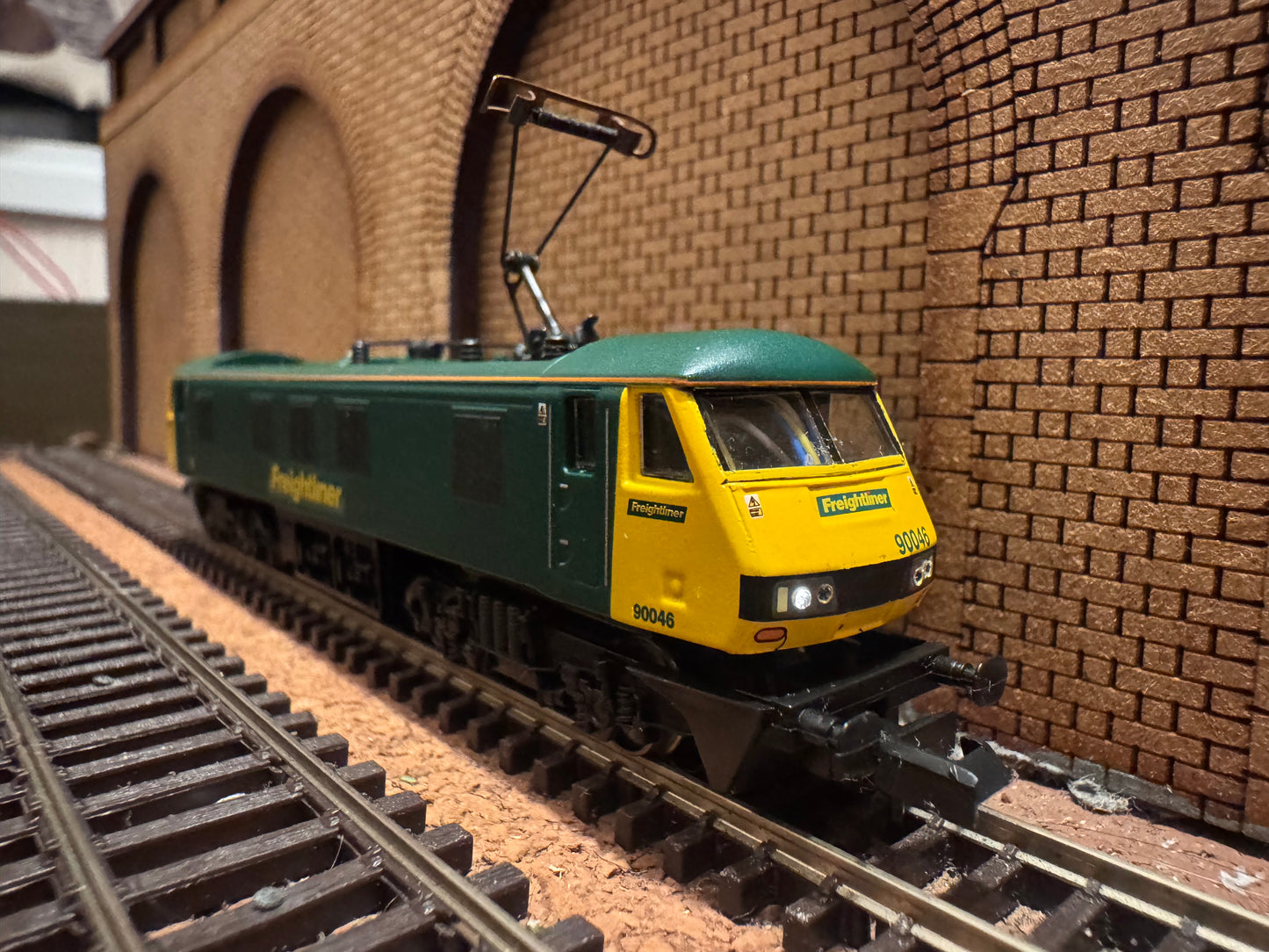 Graham Farish 371-777 (N Gauge) Ex BR Class 90, No.90046 in Freightliner Green & Yellow. DCC Fitted.