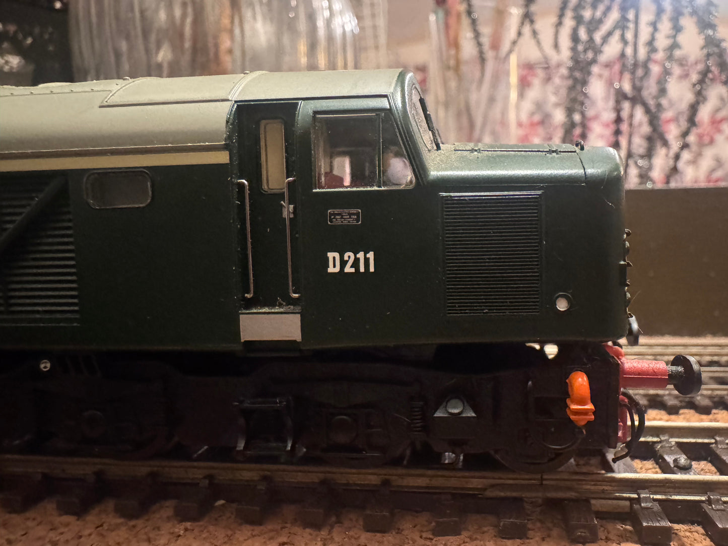 Bachmann 32-480DS (OO) British Railway, English Electric Type 4, [Class 40] No.D211 “Mauretania” in BR Green. DCC Sound Fitted. 