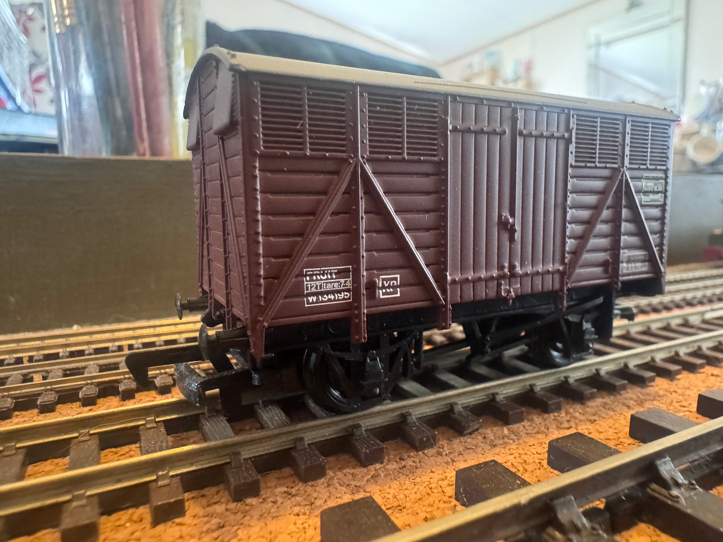 Bachmann 32-201 (OO) British Railways Western Region, Ventilated Fruit Van W.134195 in BR Bauxite.