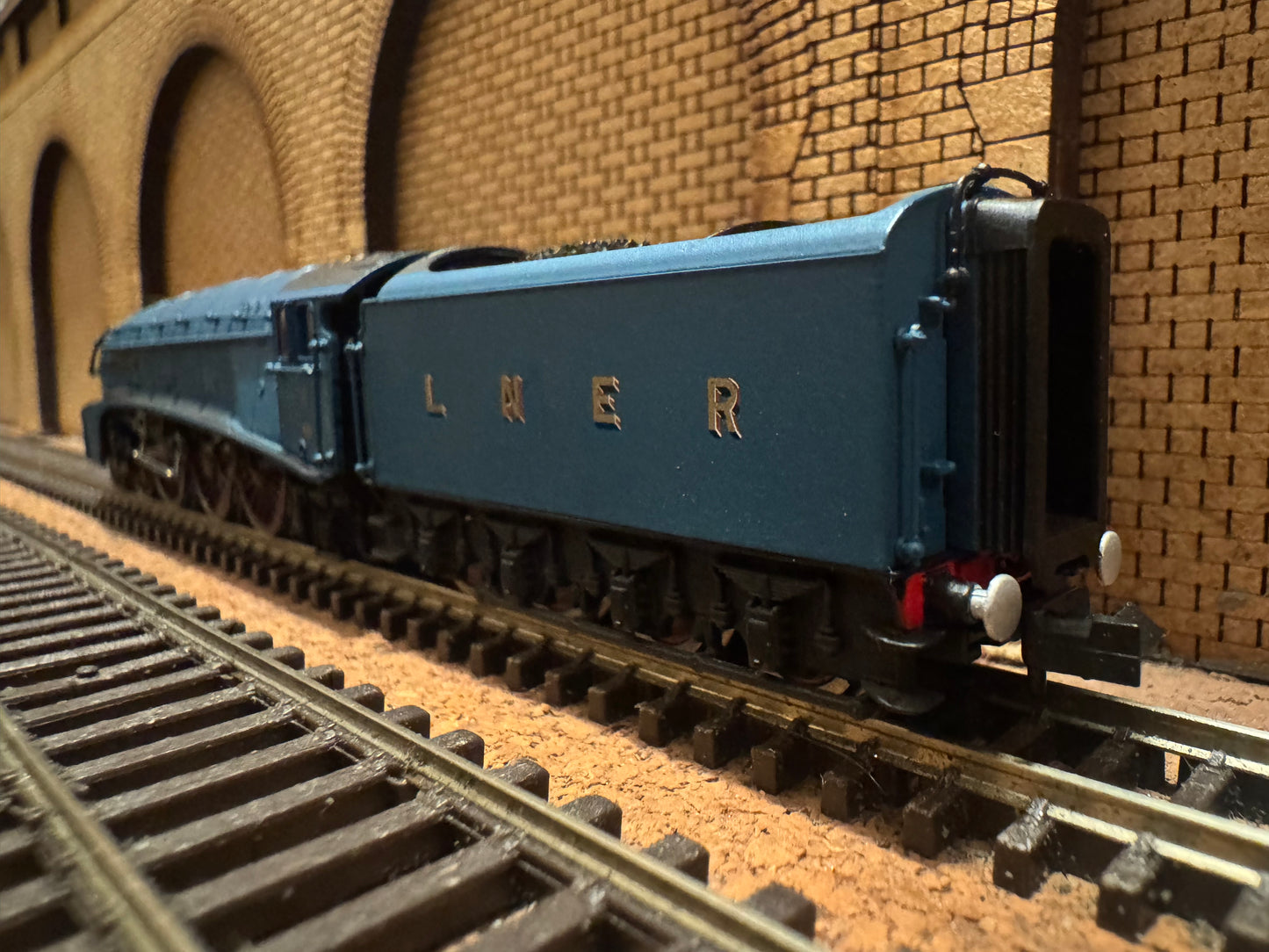 Dapol ND128H (N Gauge) London North Eastern Railway, A4 No.8 "Dwight D. Eisenhower" in Postwar LNER Garter Blue. DCC Ready. 