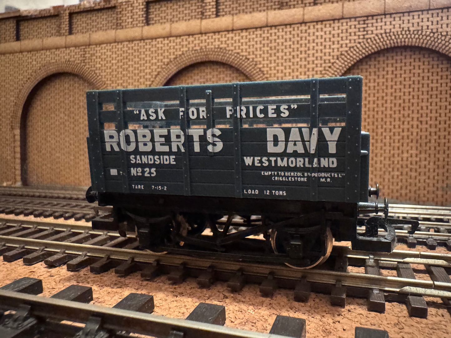 Hornby R.719 (OO) Robert Davy Five Plank Coke Wagon with ‘Greedy Bars’ No.25.