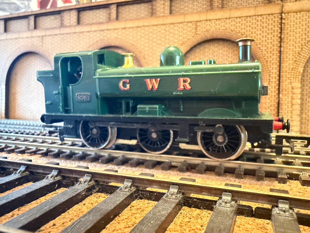 Tri-ang Hornby R.51S (OO) Great Western Railway 57xx Pannier Tank No.8751 in late GWR Unlined Green 