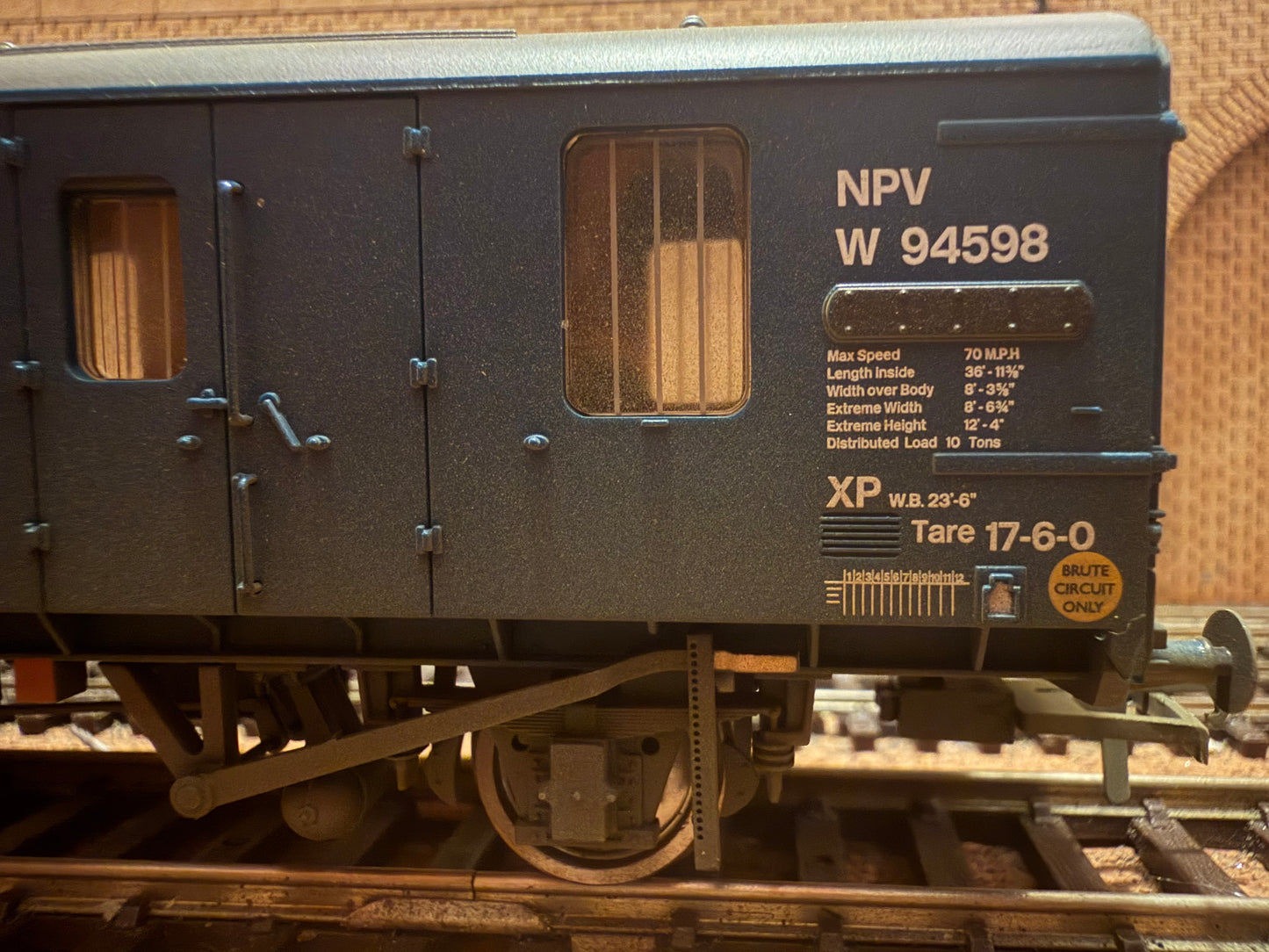 Bachmann 39-552Z (OO) British Railways MK1, Ex Covered Carriage Truck / NVP No.W94598 in Weathered BR Rail ‘Express Parcels’ livery. Special edition 