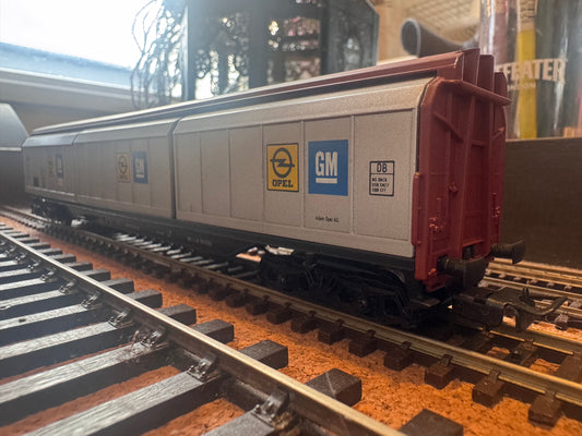 Electrotren 5511 (HO) Deutsche Bahn Sliding Door Van No.027 2 833 in Opel / General Motors livery.