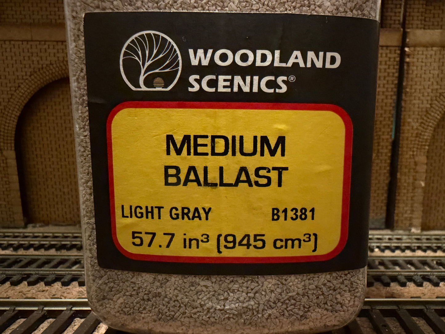 Woodland Scenics B1381, Medium Light Grey Ballast to Cover Approximately 945 square Centimetres.