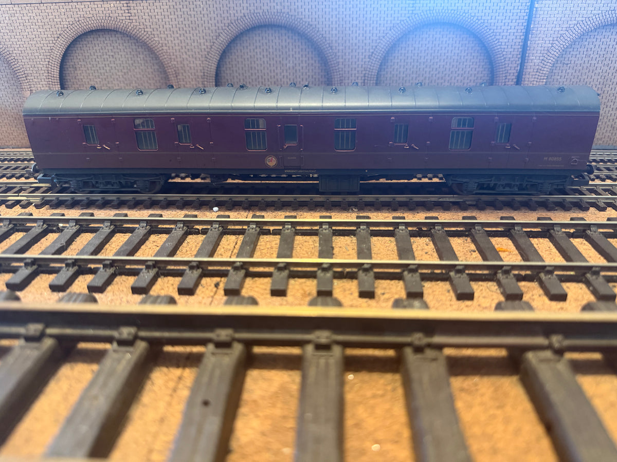 Hornby R4204A (OO) British Railways MK1 Brake Gangwayed Full Brake M80855 In Weathered BR Lined Maroon 