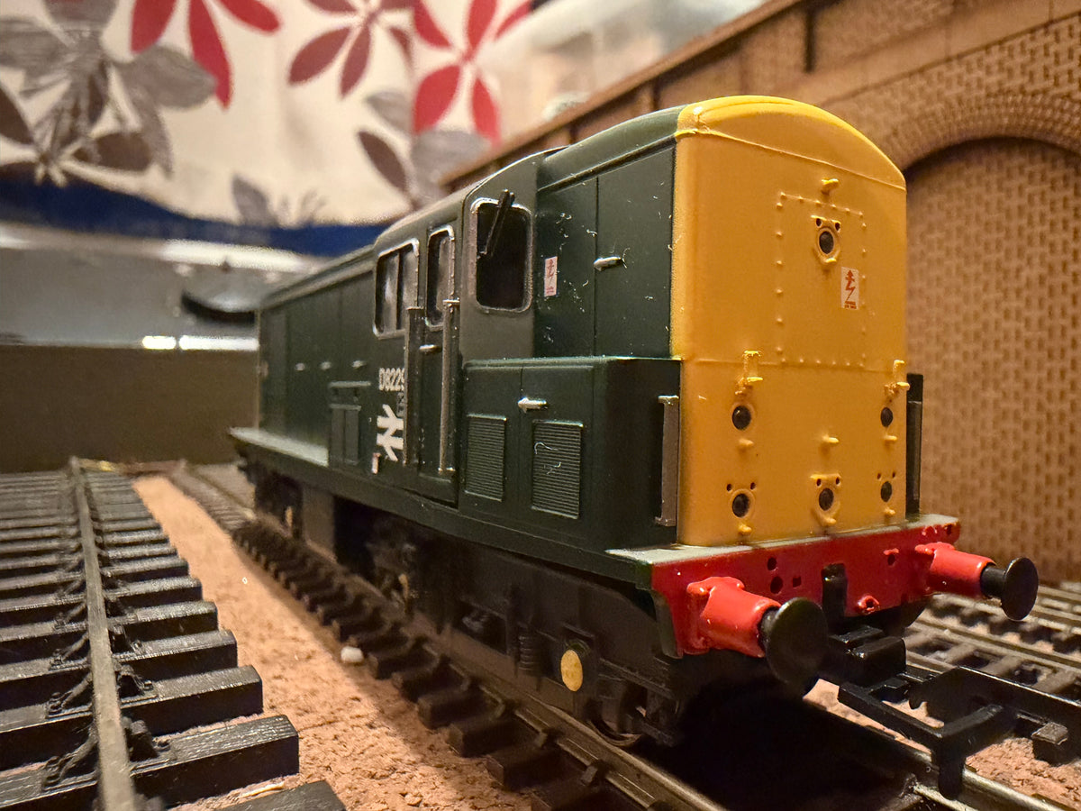 Heljan 1502 (OO) British Railways, British Thomson Houston Type 1 [Class 15] No.D8229 in BR Green with Full Yellow Ends and Double Arrow. DCC Ready 